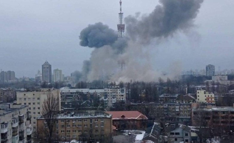 Телевизионната кула в Киев е била ударена от артилерийски снаряд